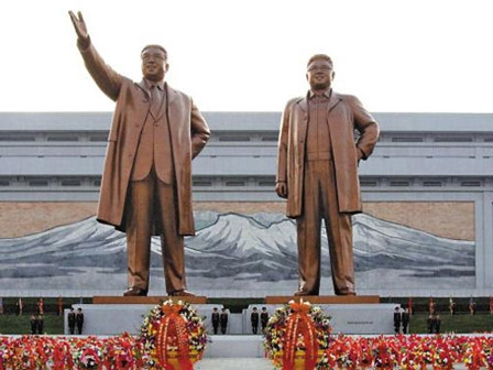Hai bức tượng cố Chủ tịch Kim Nhật Thành và Kim Jong Il được khánh thành vào tháng 4.